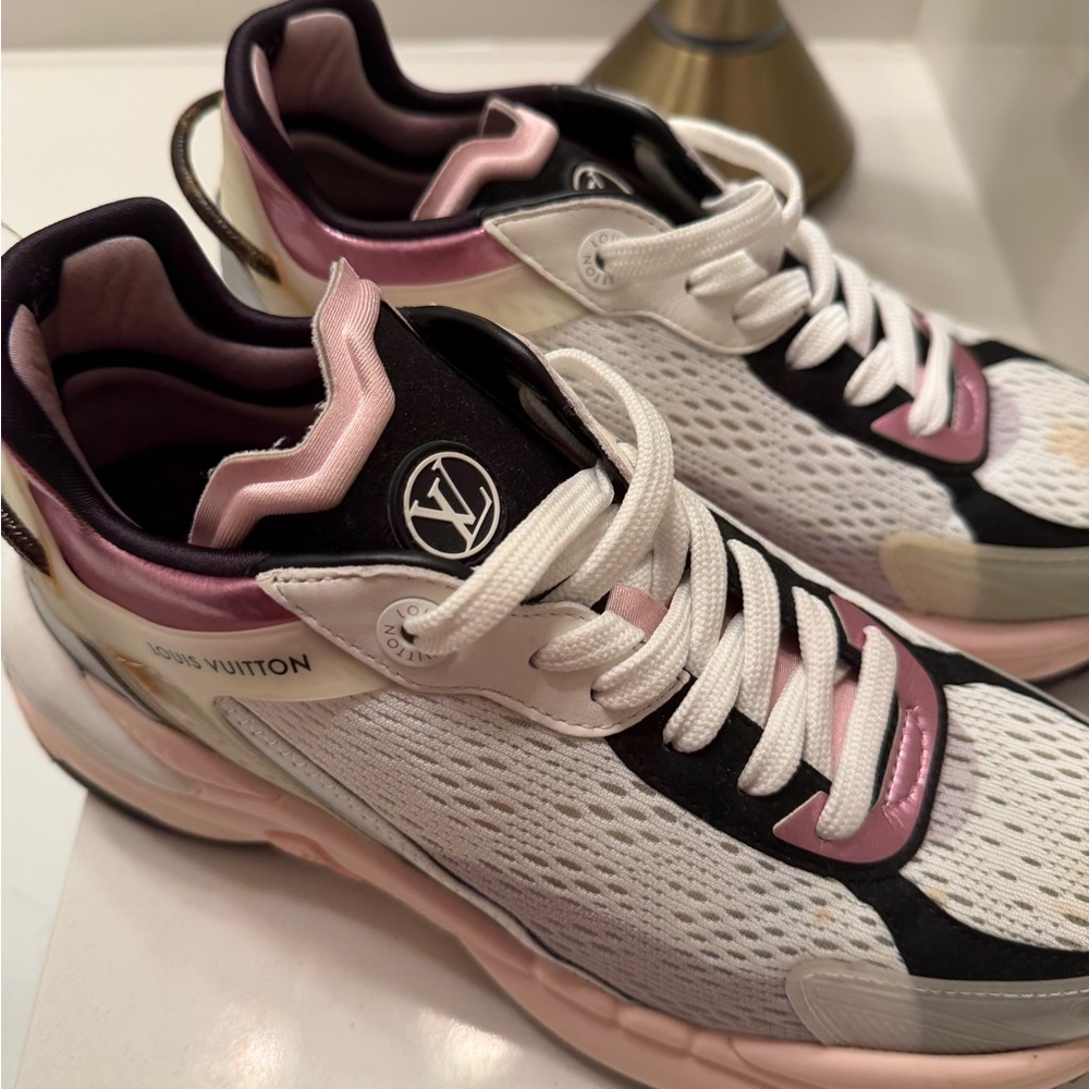 LOUIS VUITTON WOMEN'S RUN
55 SNEAKER IN PINK. SIZE US 8 1/2
